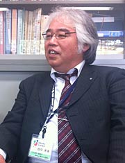 捧さんの作品を探して用意した田中さん