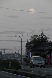 13日は西寄りの強い風が吹き、黄砂が飛来して景色がかすむ