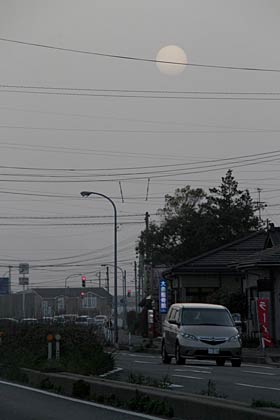 13日夕方、燕市大曲地内で輝きを黄砂に吸収され、白く描いたような太陽