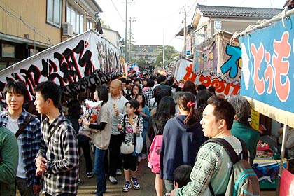 三条祭り宵宮で八幡宮参道にぎっしり並んだ露店にひしめく参拝客