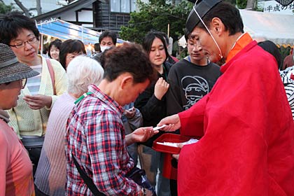 燕市に避難している人に星野宮司から「がんばろう日本！」のお守りをプレゼント