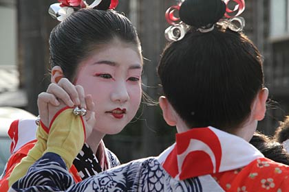 おんぶしてもらったまま手をつなぐお玉