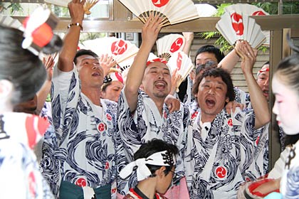 門付けで福島に届けとばかりに「会津」の三連茶で気勢を上げる
