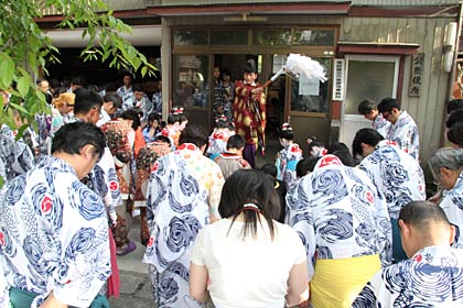 星野宮司のはらい清めを受ける