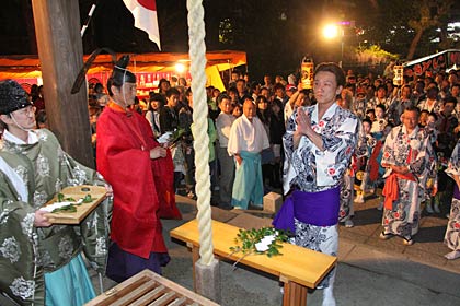 参拝する木場小路万灯組若連中の沖坂さん
