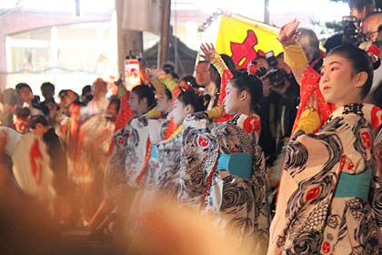 最後に拝殿前で渾身の踊りを奉納