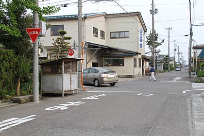 事故のあった交差点、原付の佐野さんは写真手前から奥へ、車の桑名さんは左から右へ進行して出会い頭にぶつかった