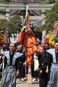 八幡宮の参道を出発する大名行列の天狗