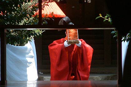 本殿から拝殿に御霊を移す藤崎宮司