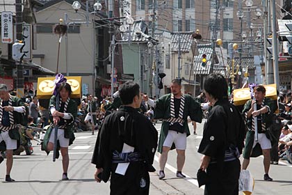 大通りを進む大名行列