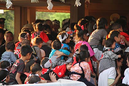 子どもを肩車して拝殿へ上がる参拝者