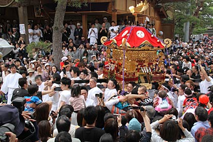 拝殿の周囲を回る神輿