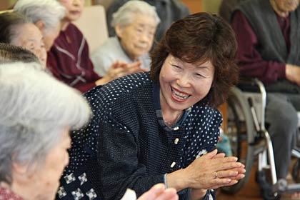 有料老人ホーム「ニチイのきらめき」を訪問した笑い療法士の小越さん
