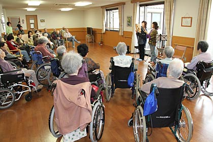約40人の入居者が集まった