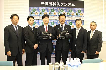 左から三條機械スタジアムの柴山GM、コメリの早川執行役員、鈴木燕市長、国定三条市長、パール金属の高波専務、実行委員長の三条野球連盟の神子島理事長