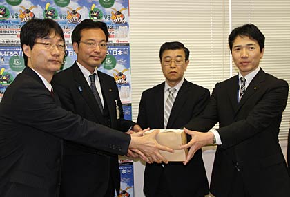 三条市と燕市の子どもたちへの招待券を手渡す