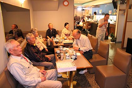 カラオケスナック亀亀のカラオケ招待に参加して熱唱する三条市内避難所に避難している人たち