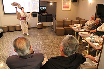 店長の祖母が日本舞踊を披露