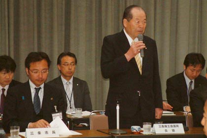 あいさつする第7回三条夏まつり協賛会会長の斉藤三条商議所会頭
