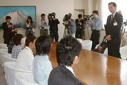 臨時職員を激励する国定市長