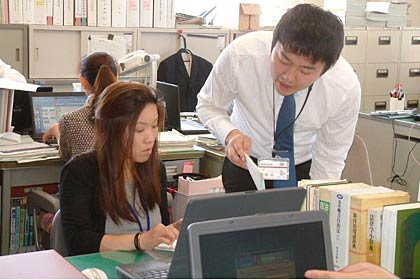 さっそく配属課で勤務に就く採用された臨時職員