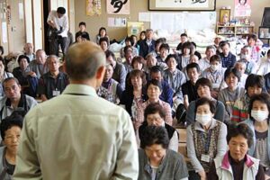 三条市総合福祉センターで避難している南相馬市民と話す桜井市長