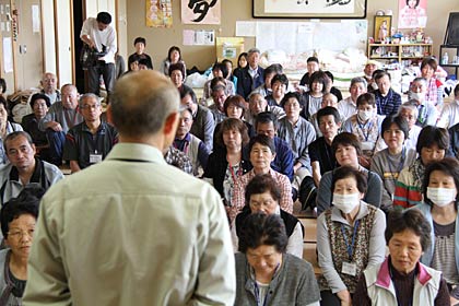 三条市総合福祉センターで避難している南相馬市民と話す桜井市長