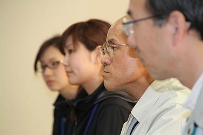  国定市長の話に聞き入る