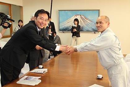 三条市役所で桜井南相馬市長(右)と握手する国定三条市長
