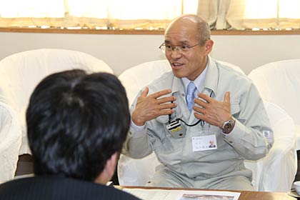 国定市長に南相馬市の現状を話す桜井市長