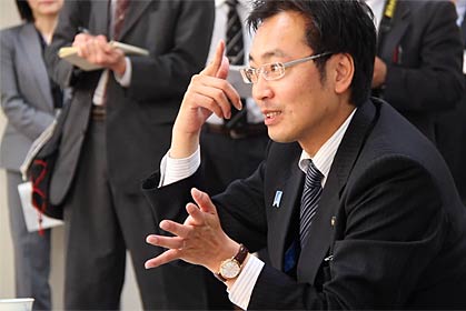 南相馬市役所で見た津波の写真の驚きを話す国定市長