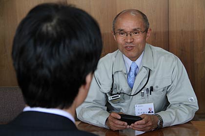  三条市総合福祉センターを訪問する桜井市長