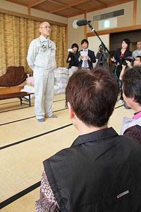  三条市総合福祉センターを訪問する桜井市長