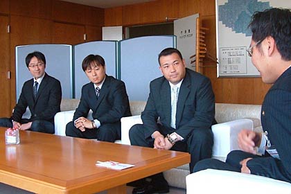三条商工会議所青年部の左から鈴木さん、荻根沢さん、佐藤さん