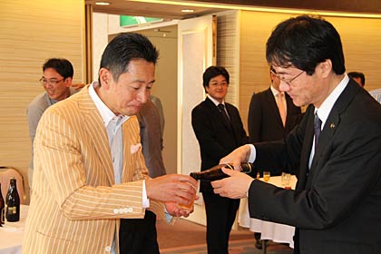 三田村さんにビールをつぐ鈴木市長は『必殺仕事人』依頼の三田村さんファン
