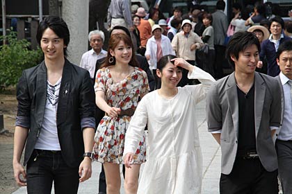 燕・戸隠神社の参道を拝殿へ向かう出演者ら