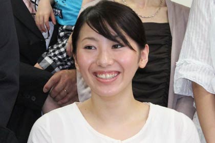 制作発表の写真撮影でようやく笑顔に