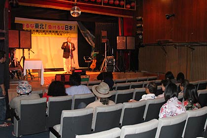 22日、三条東映ムービルで始まった東日本大震災被災者支援のチャリティーイベント