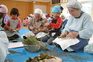 三条市四日町交流センターで同施設利用者と四日町児童館の小学生が笹団子作り