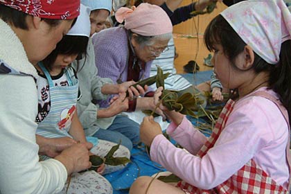 孫のような子どもたちに笹団子の作り方を手ほどきする