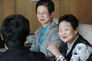 右から燕市婦人会燕地区の笠原会長、遠藤副会長