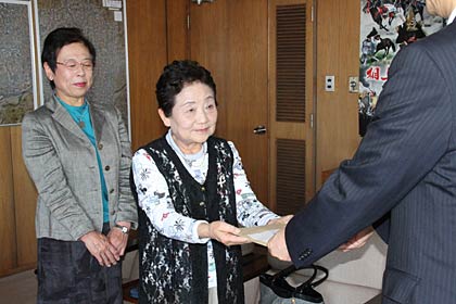 鈴木市長に善意の手渡すから燕市婦人会燕地区の笠原会長と遠藤副会長