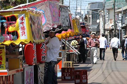 24日午後、燕市・学校町通りから本町通りにかけて並ぶ露店