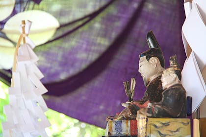 五月晴れの拝殿で大祭を待つ道真の座像