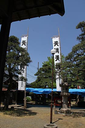 抜けるような青空に大祭を告げるのぼりが立つ