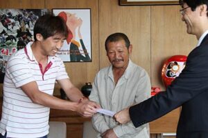 左から柳山神楽組合の酒井さん、坂井さん、鈴木市長