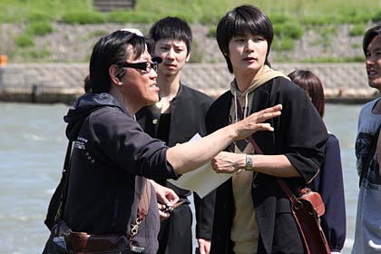演技指導するナシモト監督(左)、その右は八神蓮さん
