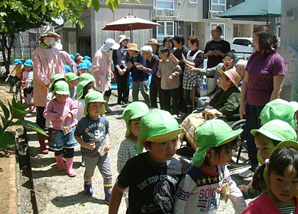 園児に手を振るお年寄り