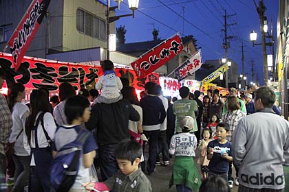 219の露店が並んだ通りのにぎわい