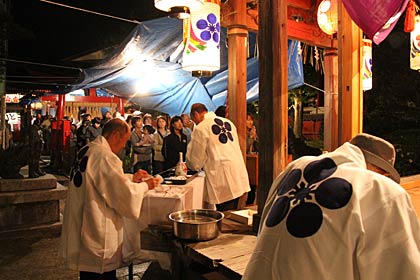 参拝して御神酒をいただく